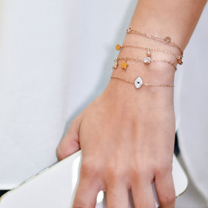 Brazalete rose gold con estrellas y circón