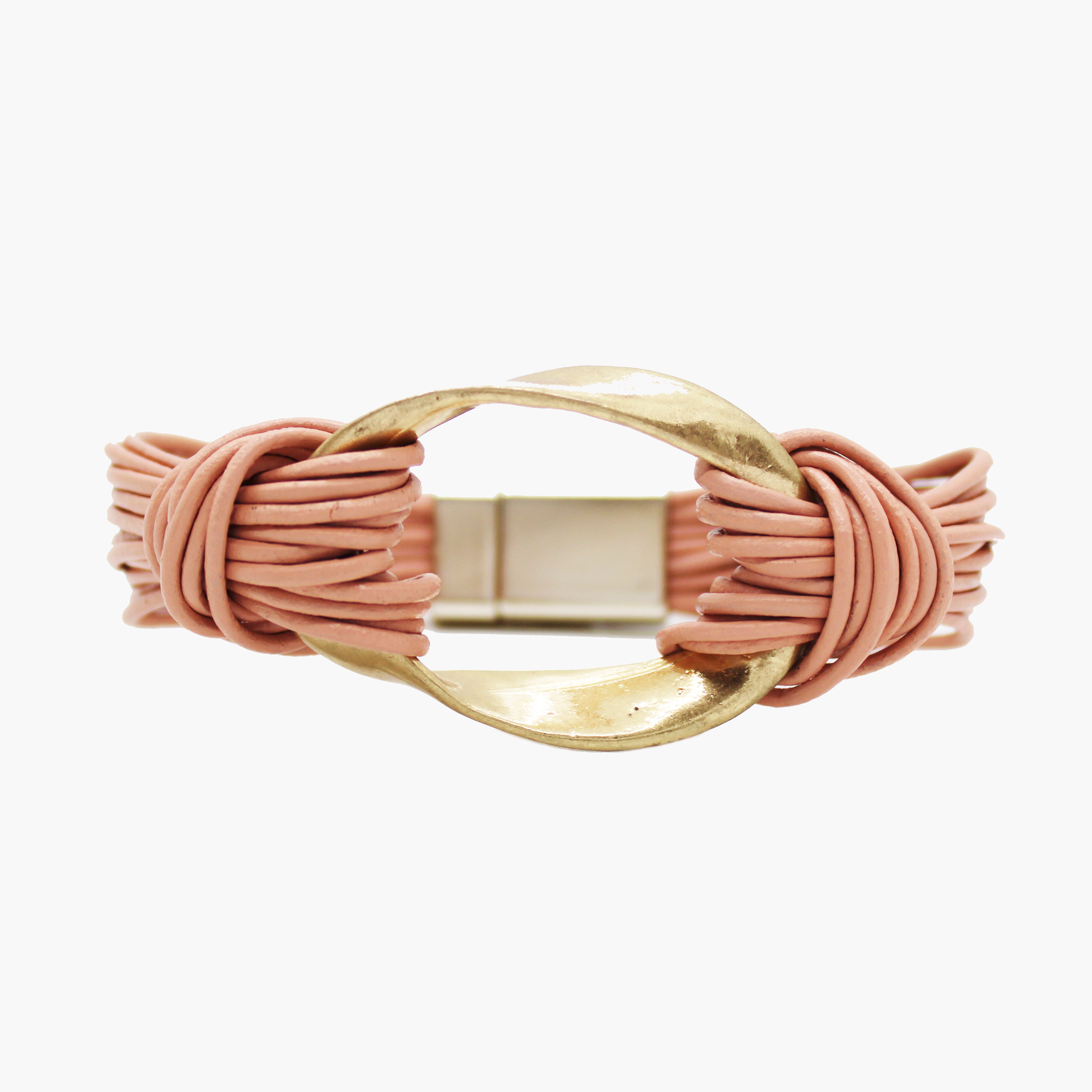 Brazalete de cuero y hebilla ovalada