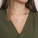 Collar dorado con perlas