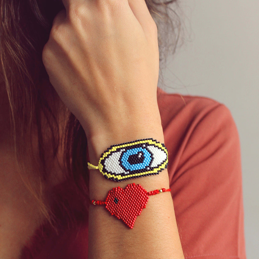 Brazalete de cordón y corazón