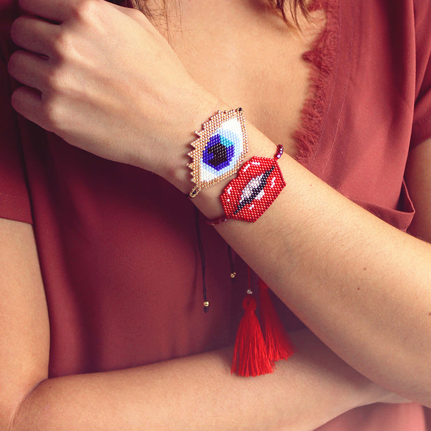 Brazalete de cordón y ojo tejido