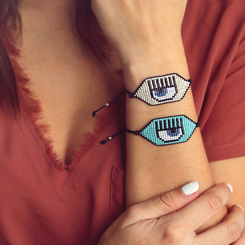 Brazalete de cordón y ojo tejido