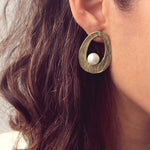 Pendientes ovalo dorado y perlas