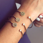 Brazalete gold con medalla de letra en circones