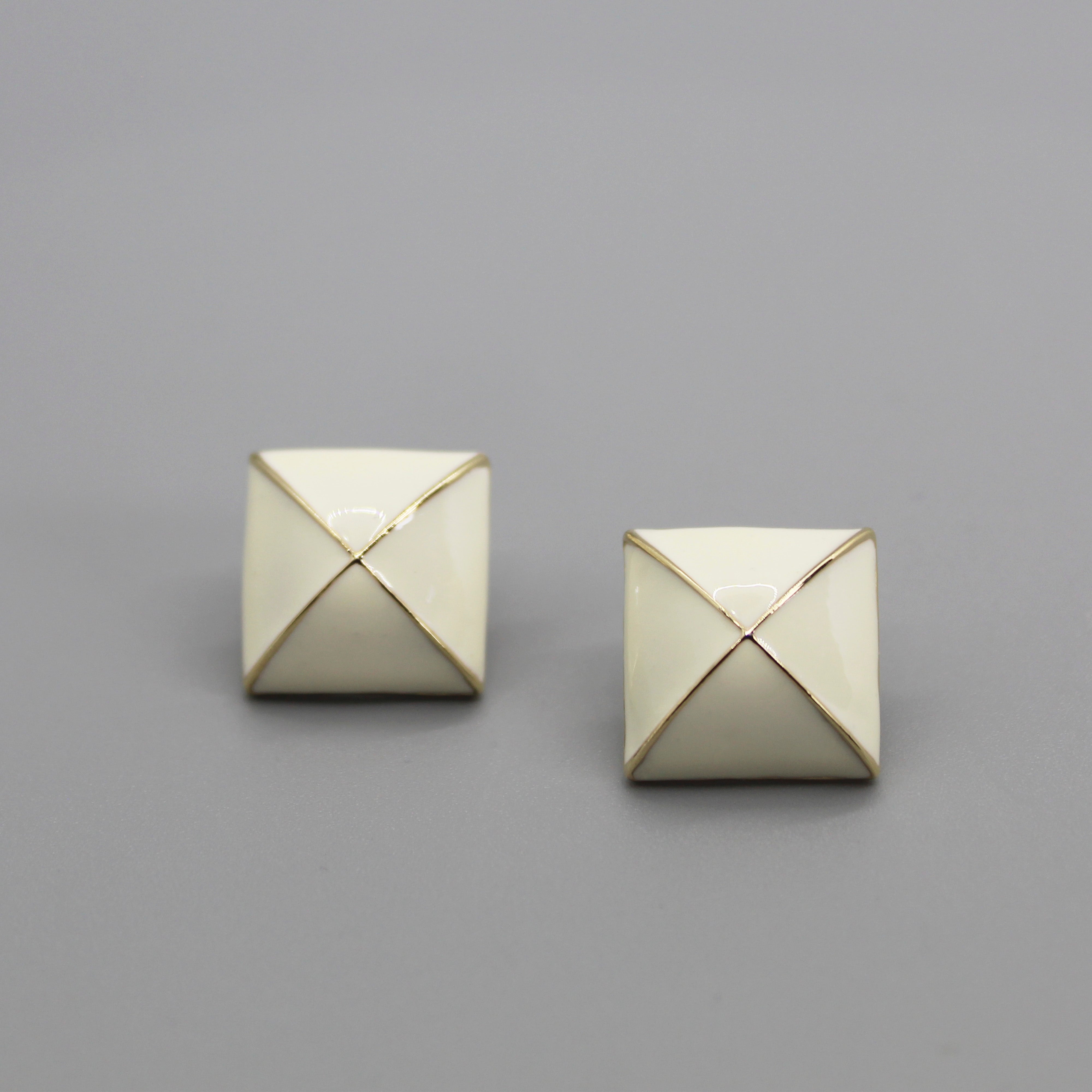 Pendientes piramide blanco