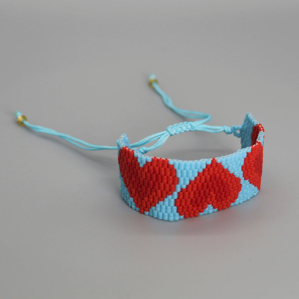 Brazalete tejido corazones